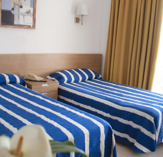 Habitación Cuádruple (3 adultos + 1 niño)