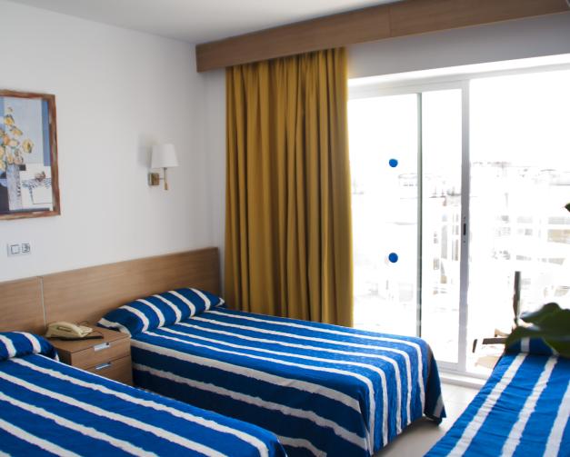 Chambre Quadruple (2 Adultes + 2 Enfants)